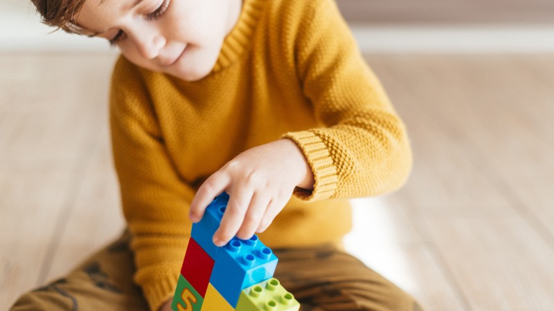 Dia do orgulho autista  menino brincando com cubos