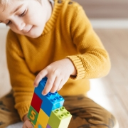 Dia do orgulho autista  menino brincando com cubos